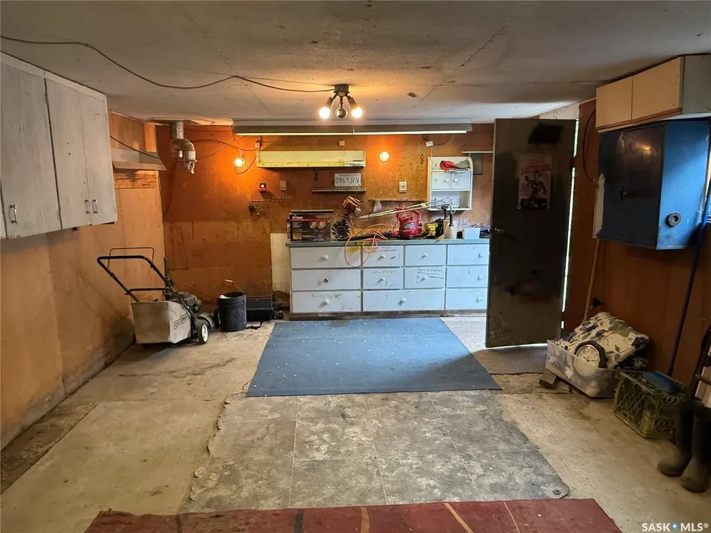 72 11th Street Weyburn SK S4H 1J3
