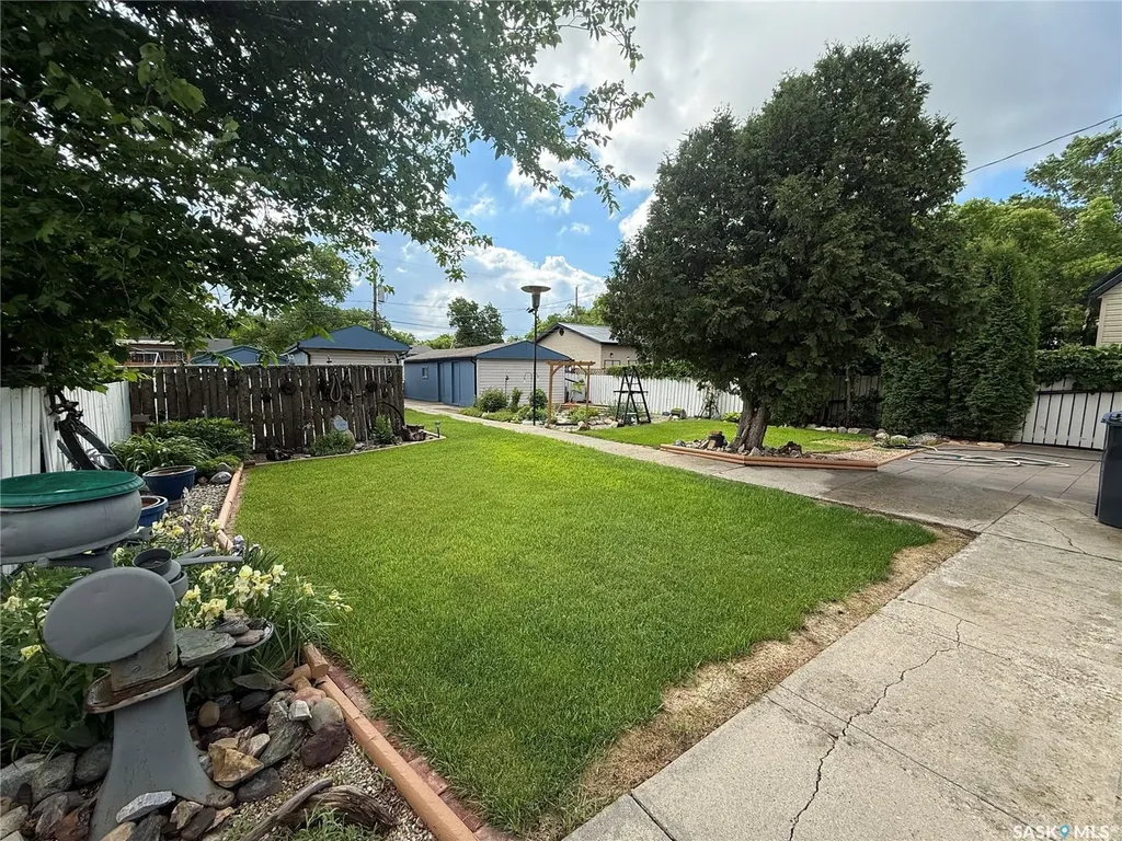 72 11th Street Weyburn SK S4H 1J3