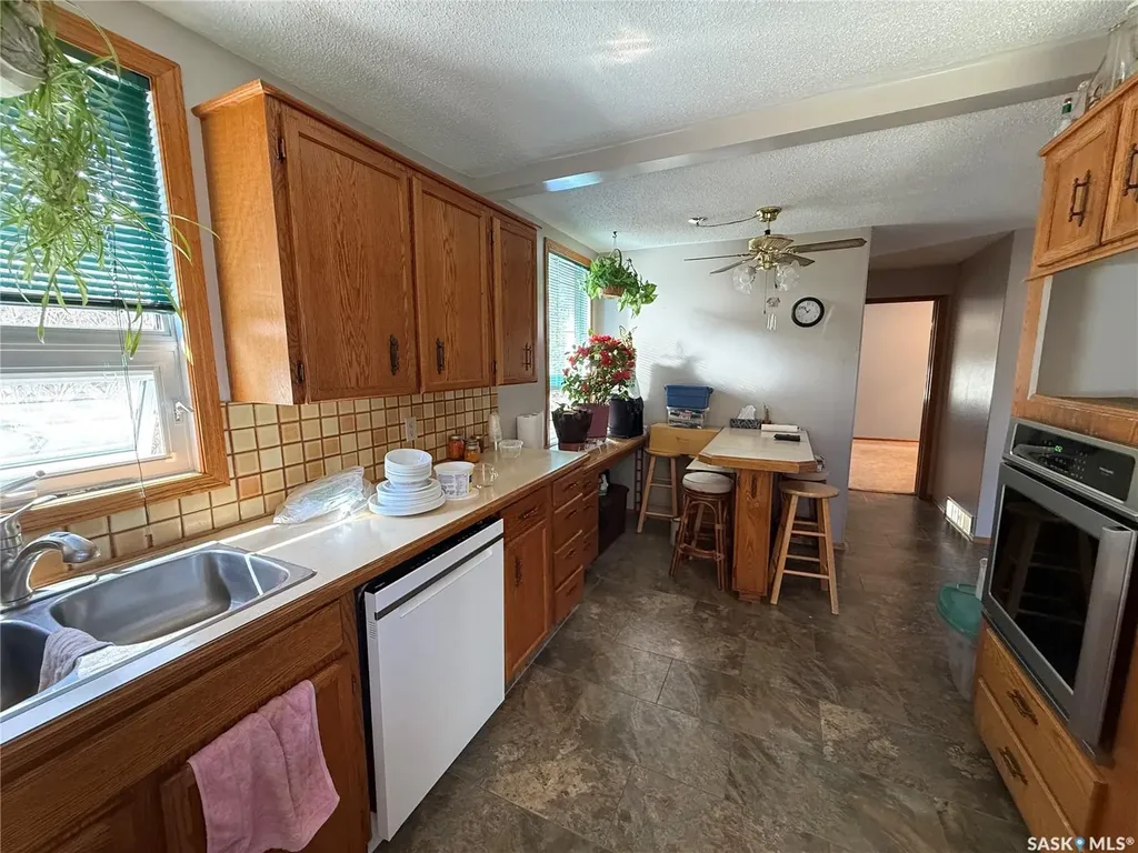 72 11th Street Weyburn SK S4H 1J3