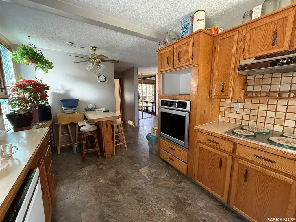 72 11th Street Weyburn SK S4H 1J3