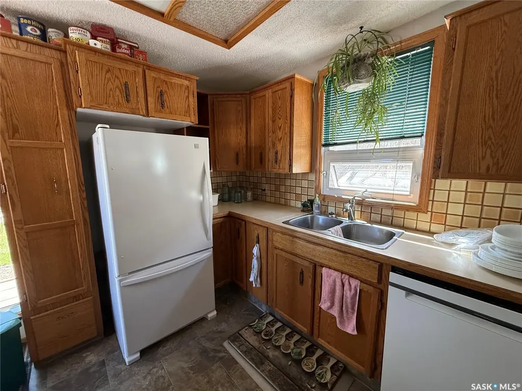 72 11th Street Weyburn SK S4H 1J3