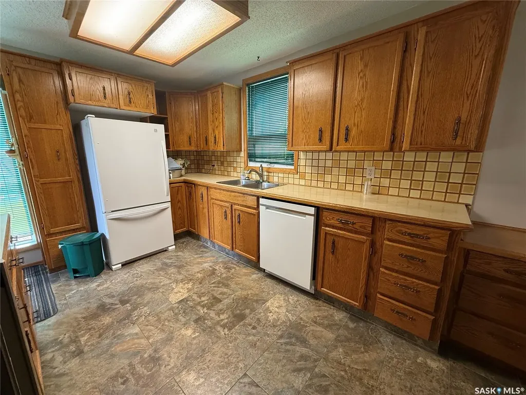 72 11th Street Weyburn SK S4H 1J3