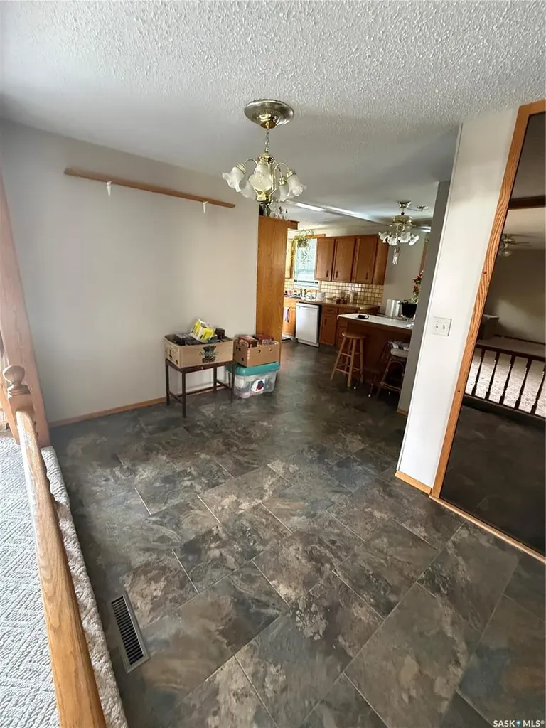 72 11th Street Weyburn SK S4H 1J3