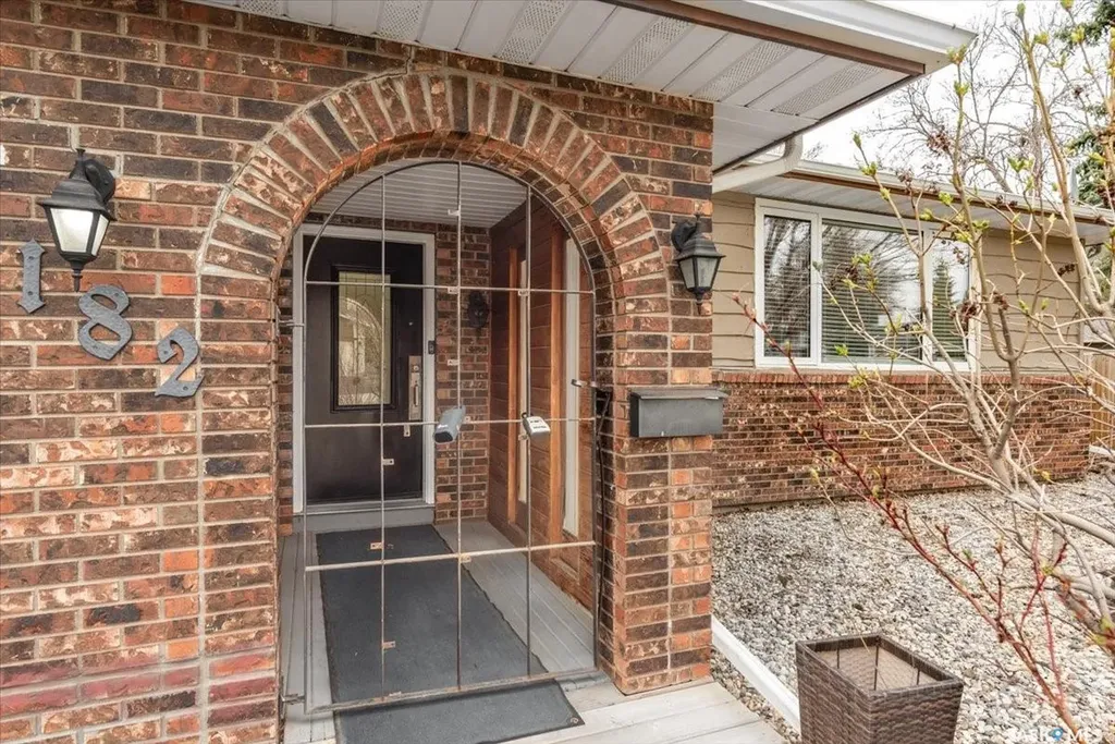182 Lincoln Drive Regina SK S4S 6R5