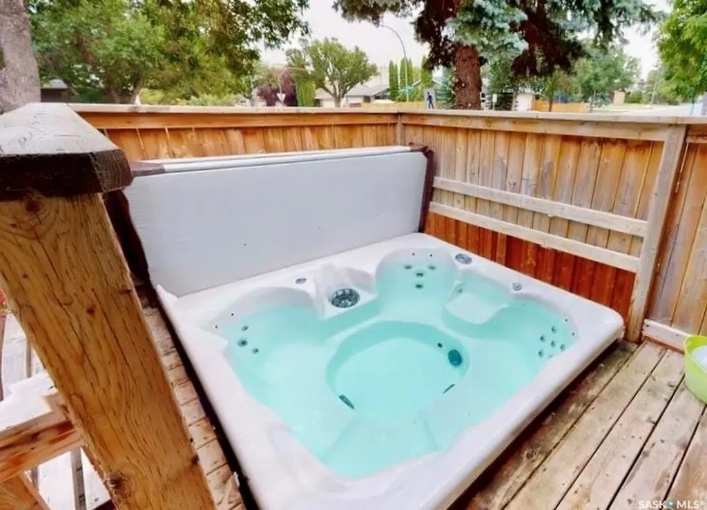 182 Lincoln Drive Regina SK S4S 6R5