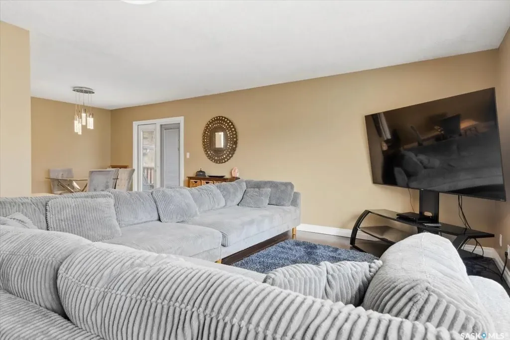 182 Lincoln Drive Regina SK S4S 6R5