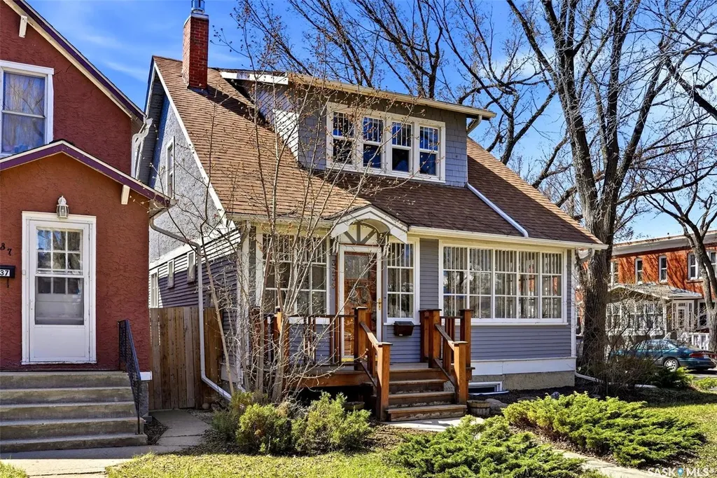 3239 Victoria Avenue Regina SK S4T 1L5