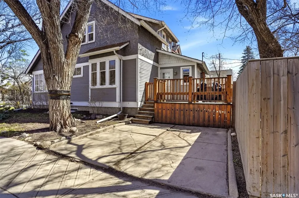 3239 Victoria Avenue Regina SK S4T 1L5