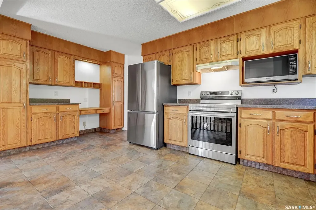 2419 Glamis Place E Regina SK S4V 1A5