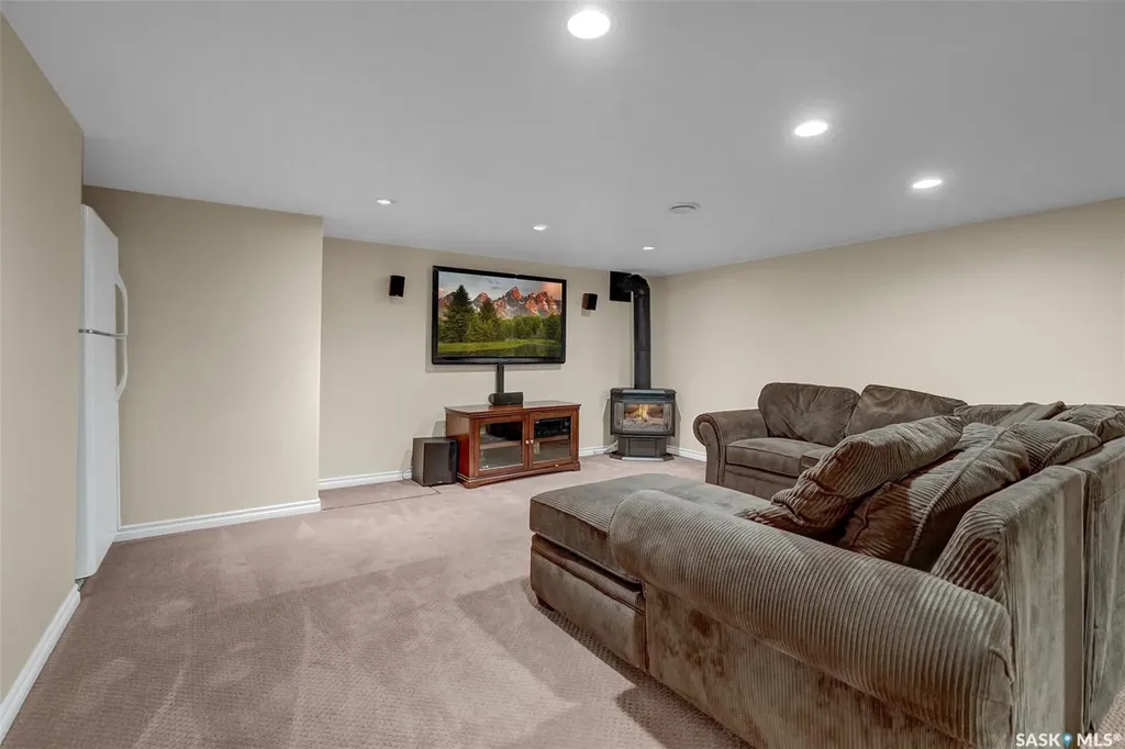 2419 Glamis Place E Regina SK S4V 1A5