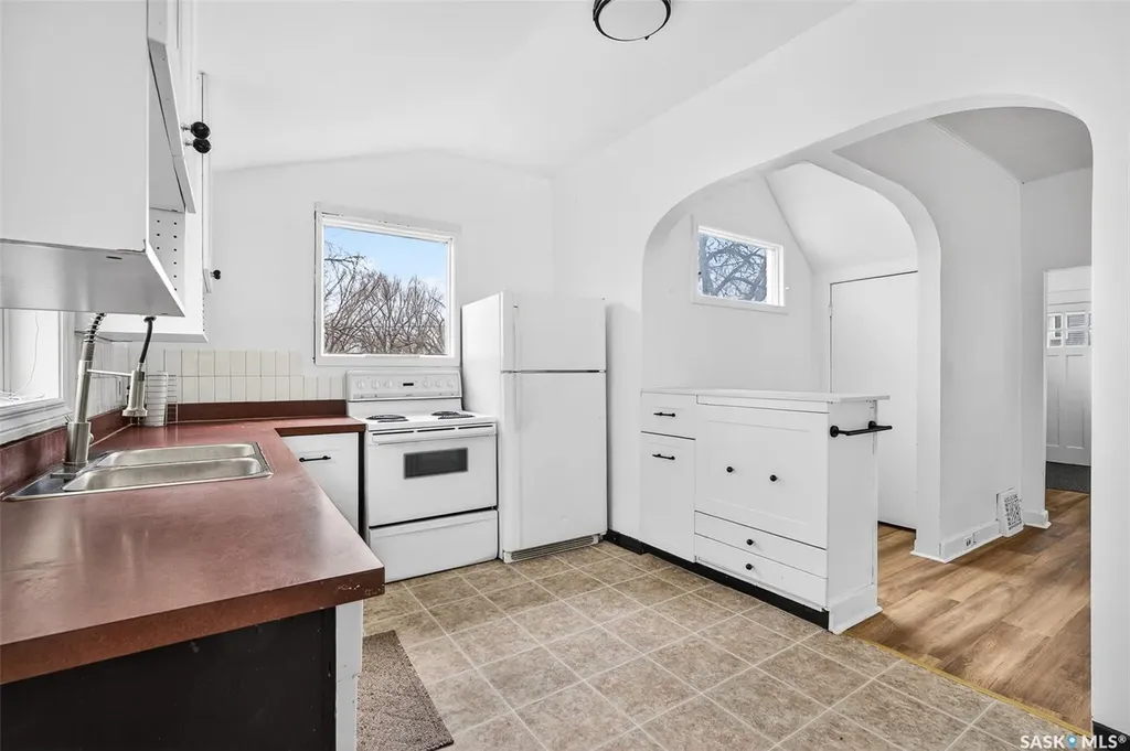 1109 2nd Avenue NE Moose Jaw SK S6H 1C7