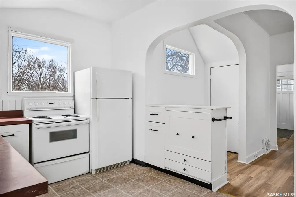 1109 2nd Avenue NE Moose Jaw SK S6H 1C7