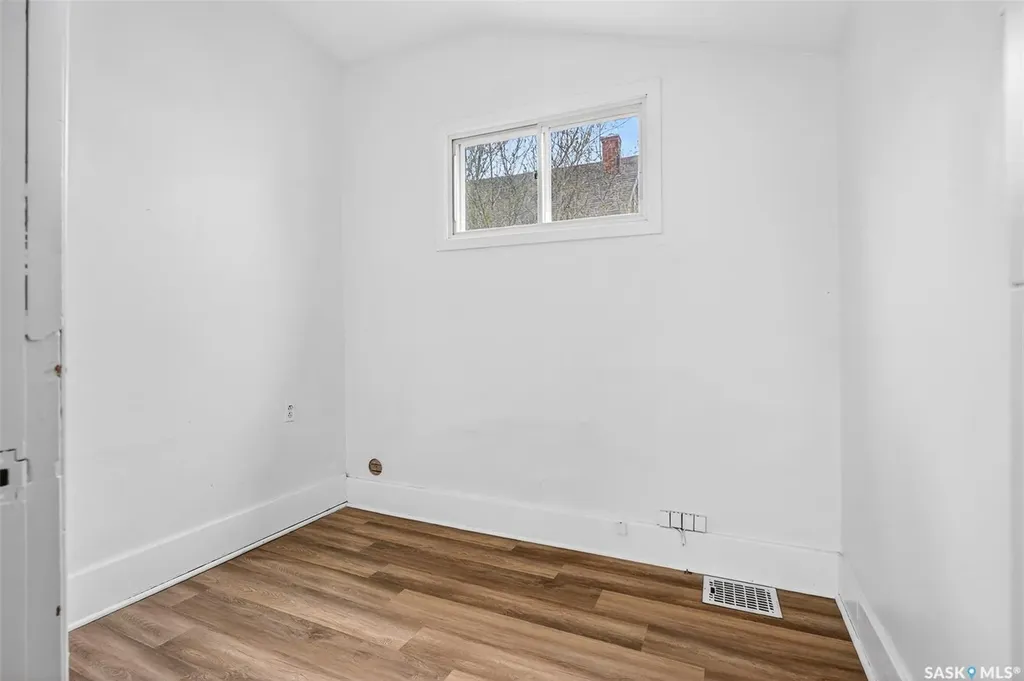 1109 2nd Avenue NE Moose Jaw SK S6H 1C7