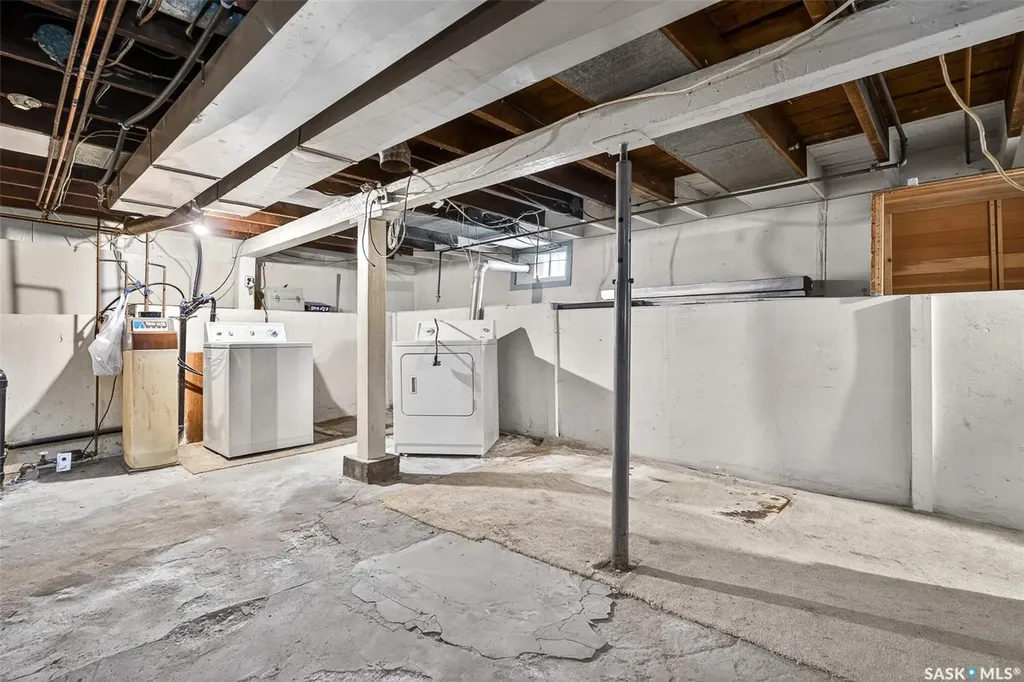 1109 2nd Avenue NE Moose Jaw SK S6H 1C7