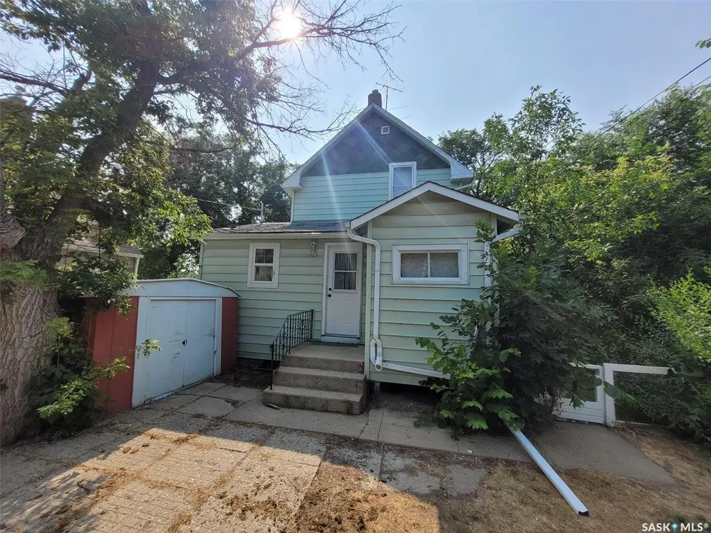 1109 2nd Avenue NE Moose Jaw SK S6H 1C7