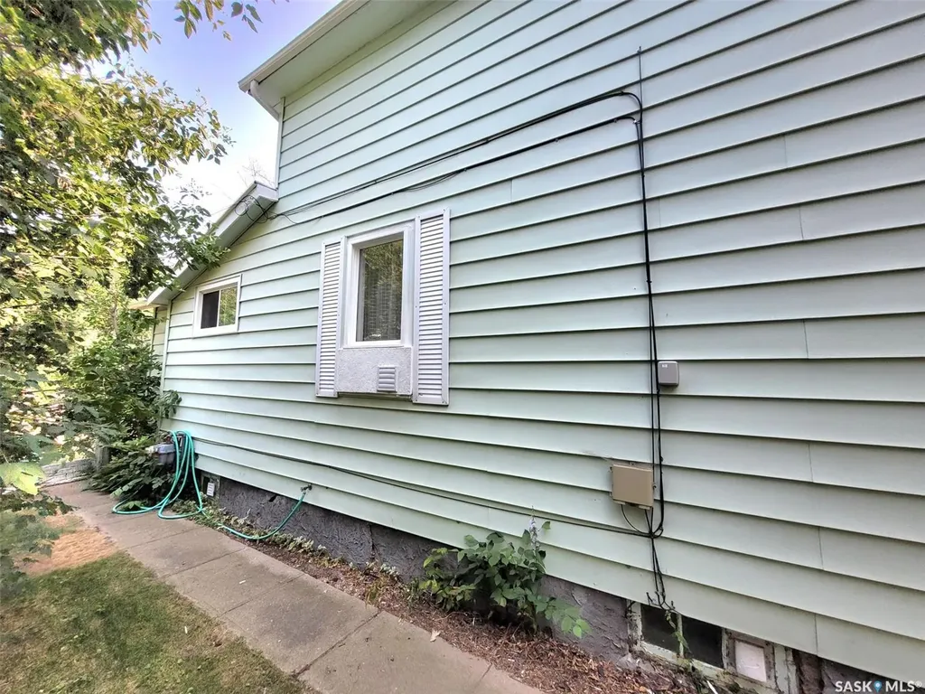 1109 2nd Avenue NE Moose Jaw SK S6H 1C7