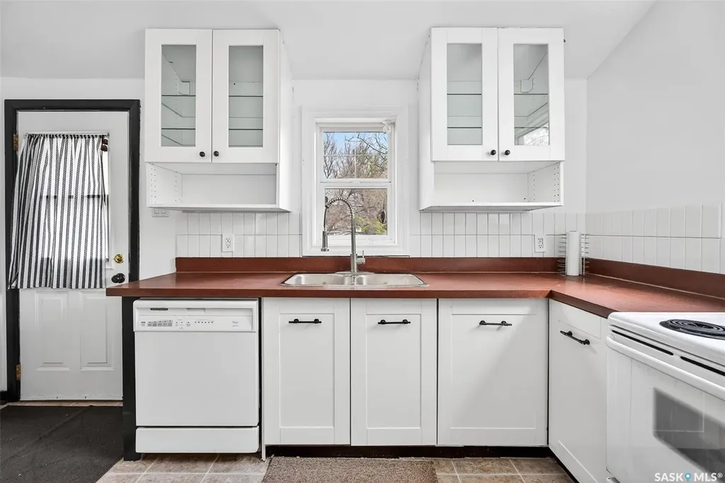 1109 2nd Avenue NE Moose Jaw SK S6H 1C7