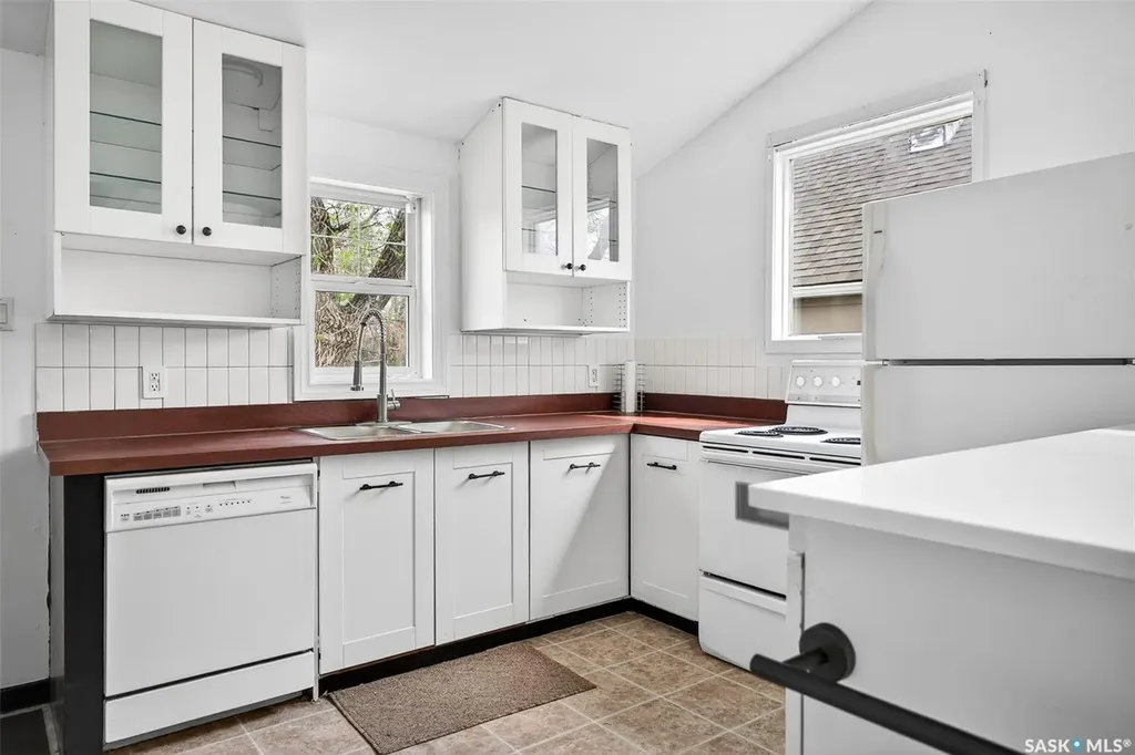1109 2nd Avenue NE Moose Jaw SK S6H 1C7