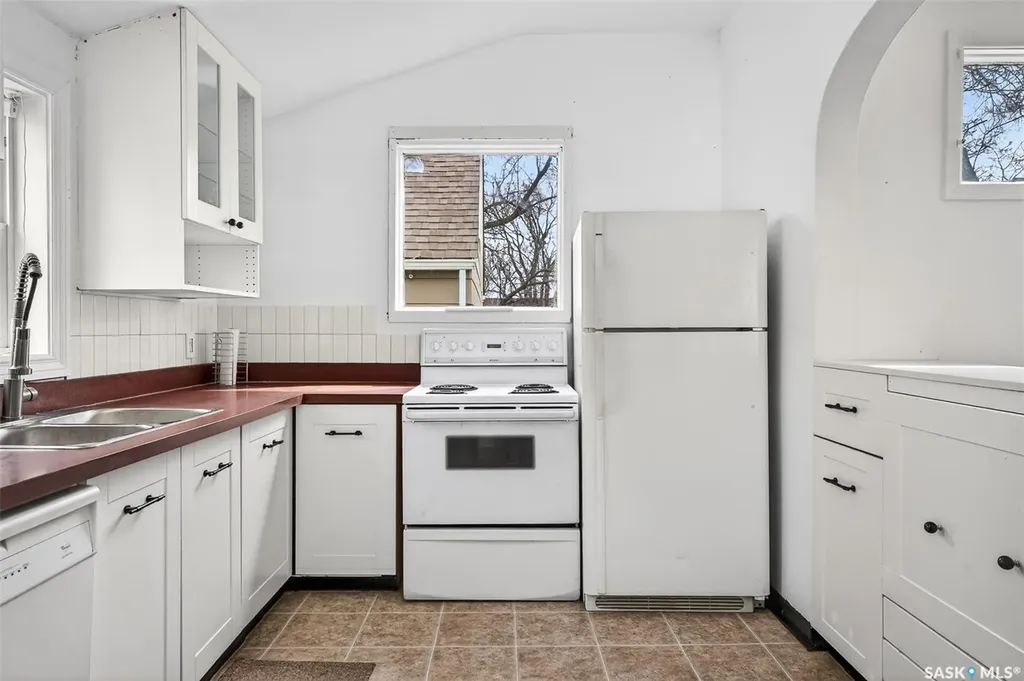 1109 2nd Avenue NE Moose Jaw SK S6H 1C7