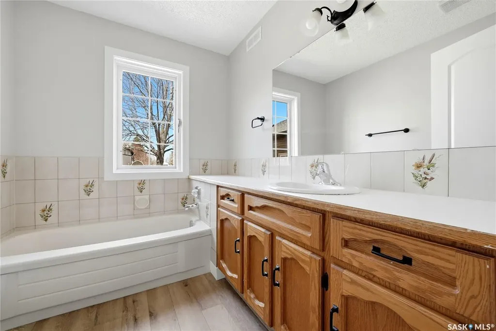 1535 Lee Grayson Crescent N Regina SK S4X 3Z9