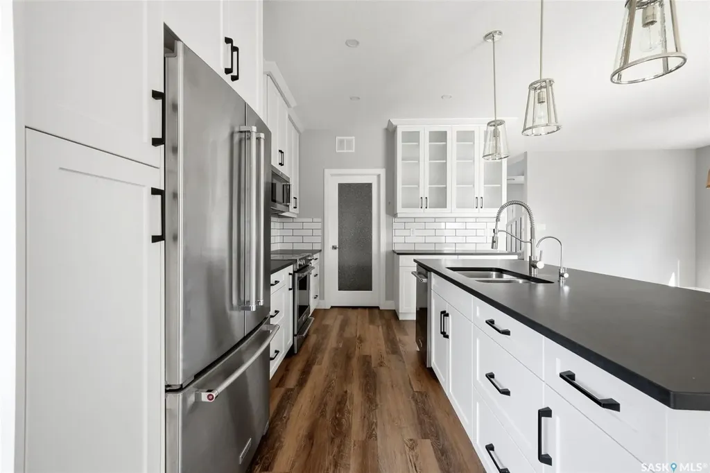 2100 Queen Street Regina SK S4T 4C3