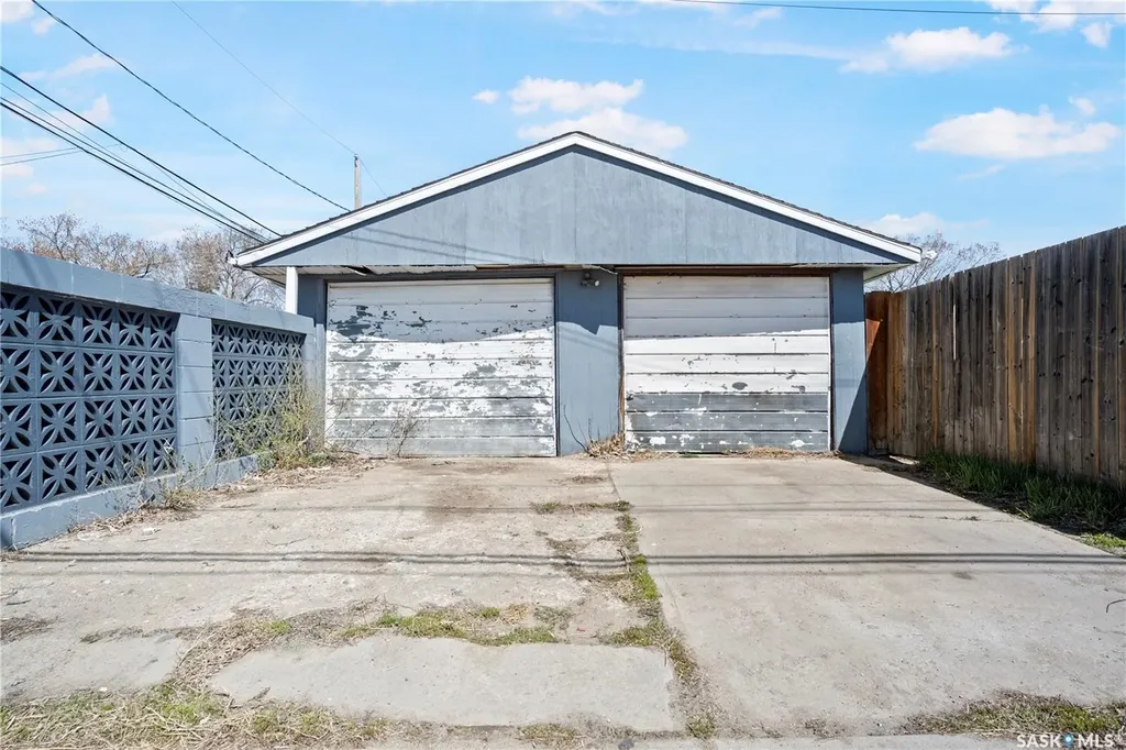 978 Lindsay Street Regina SK S4N 3A6