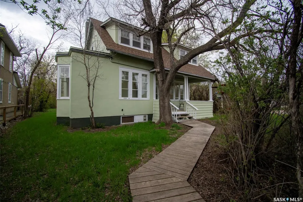 760 James Street N Lumsden SK S0G 3C0