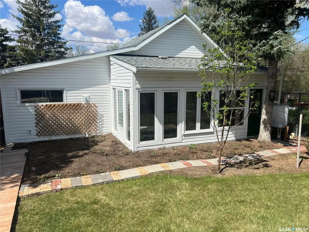 205 3rd Avenue Harris SK S0L 1K0