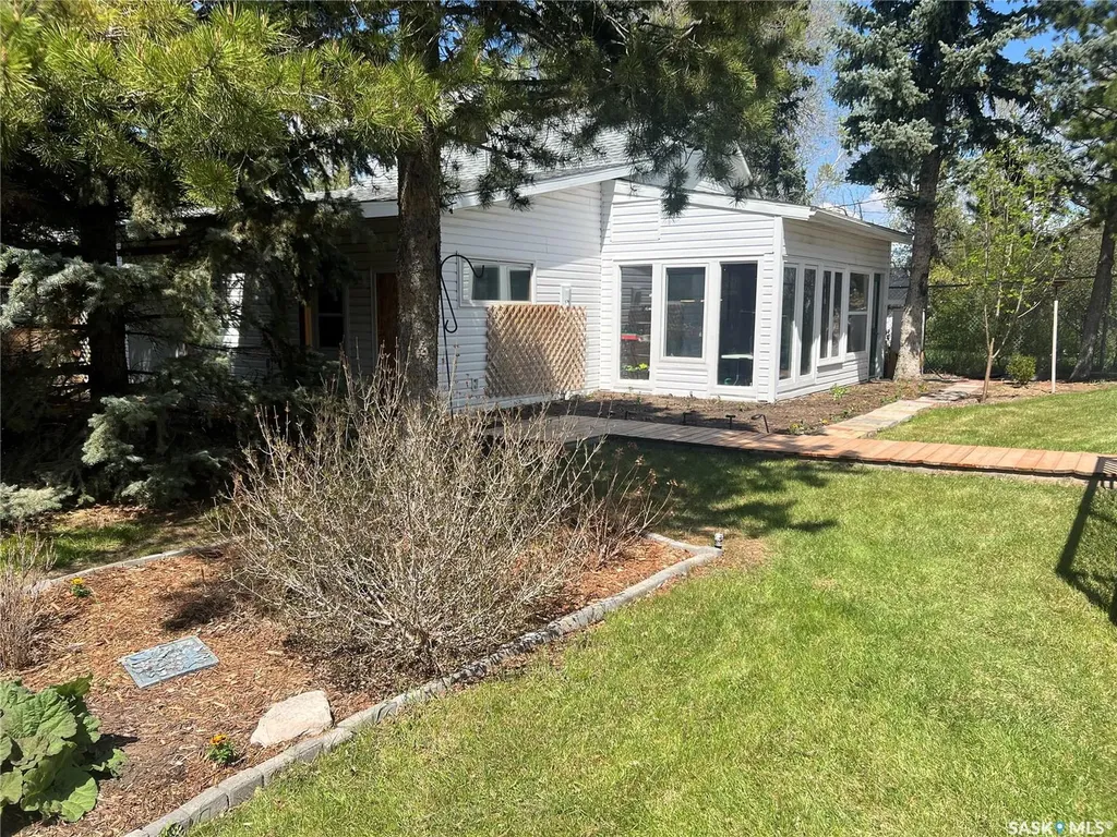 205 3rd Avenue Harris SK S0L 1K0
