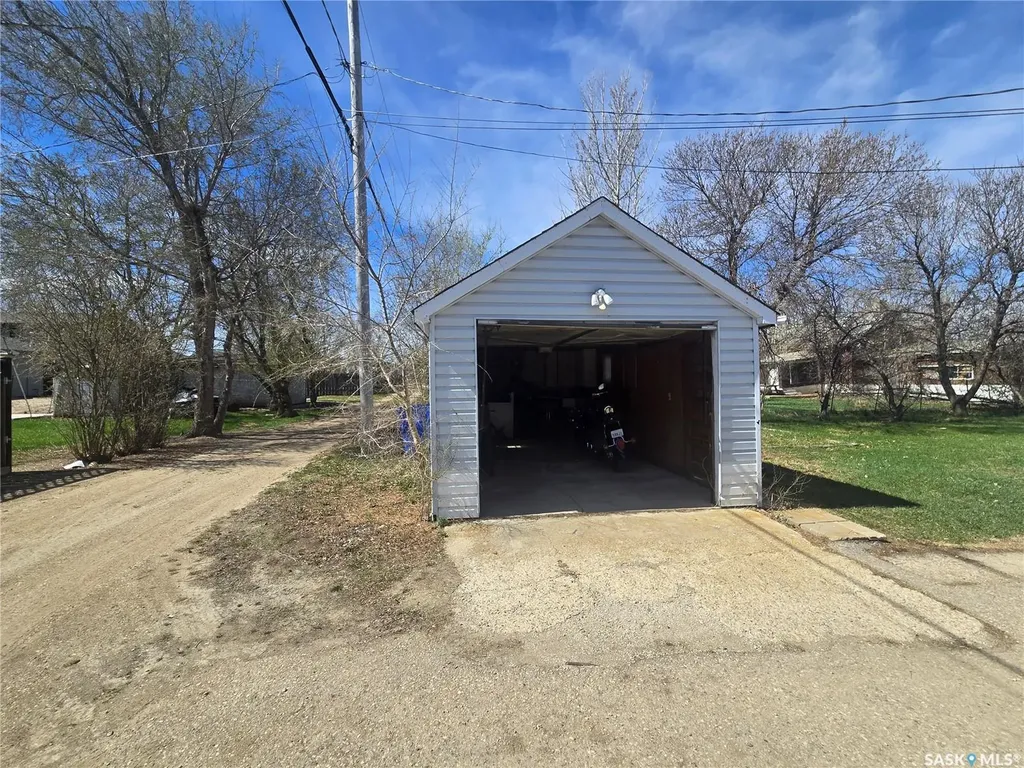 212 Railway Avenue N Lampman SK S0C 1N0