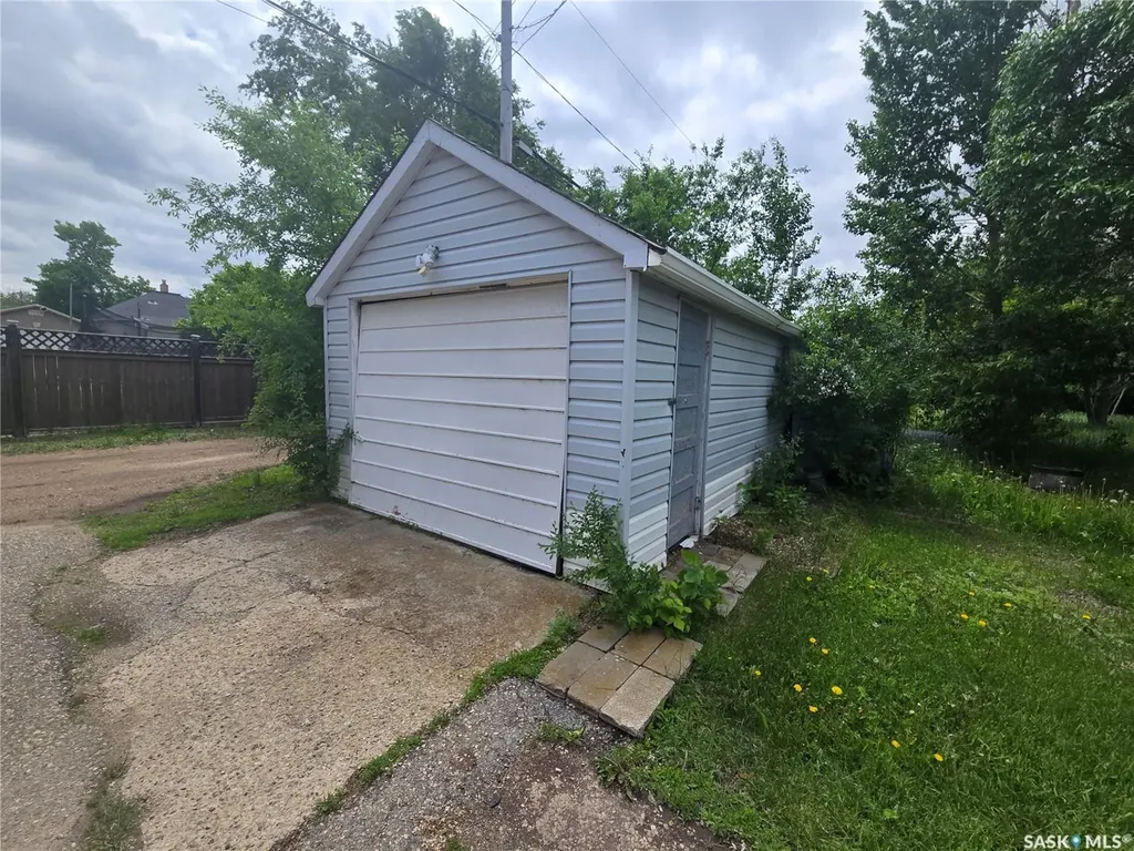 212 Railway Avenue N Lampman SK S0C 1N0