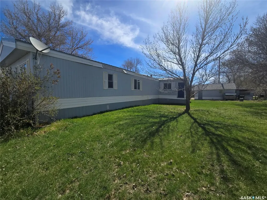 212 Railway Avenue N Lampman SK S0C 1N0
