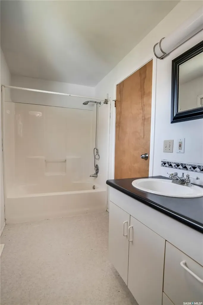 3017 Taylor Street E Saskatoon SK S7H 1X4