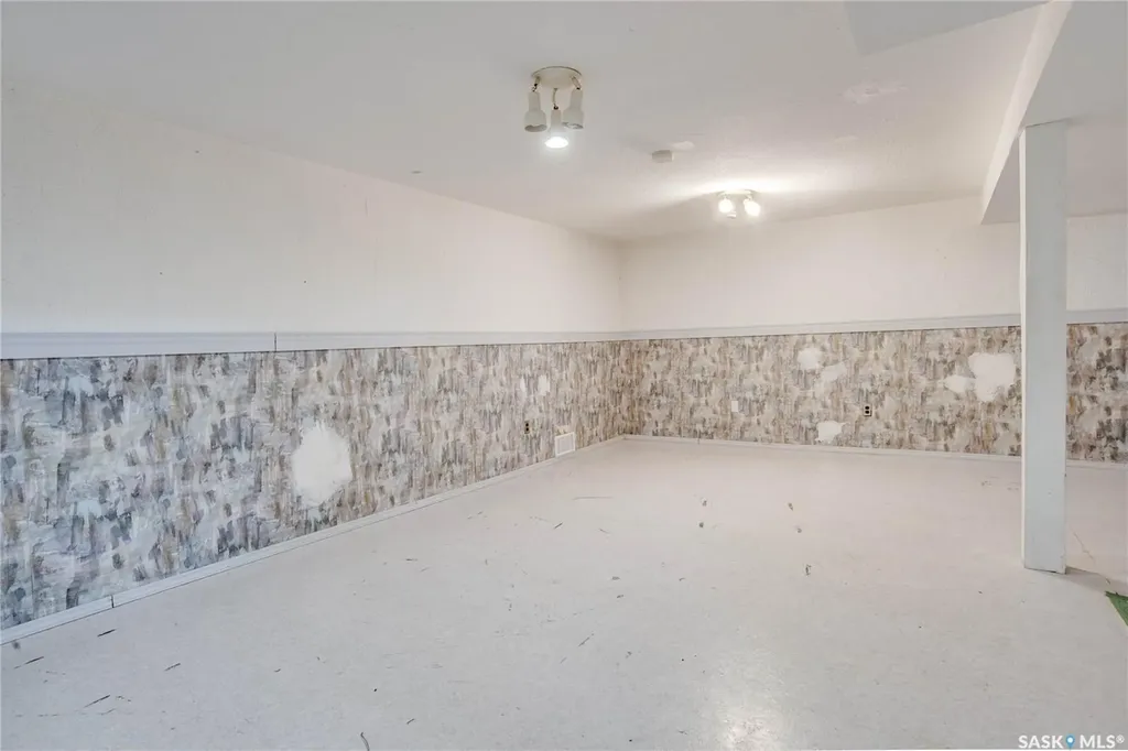 3017 Taylor Street E Saskatoon SK S7H 1X4