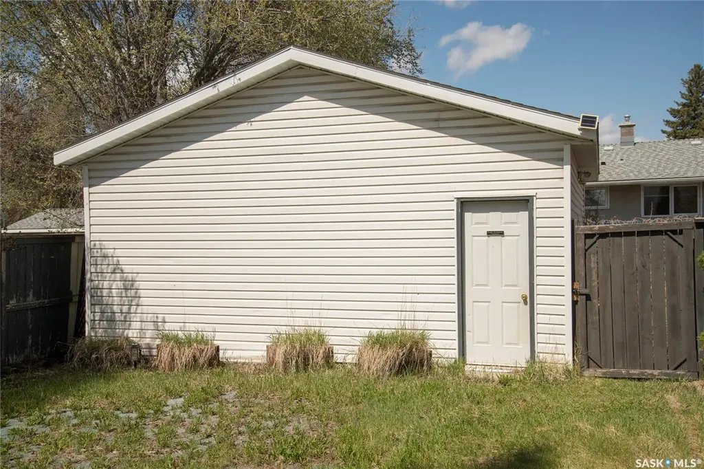 3017 Taylor Street E Saskatoon SK S7H 1X4