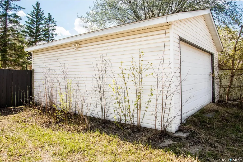 3017 Taylor Street E Saskatoon SK S7H 1X4