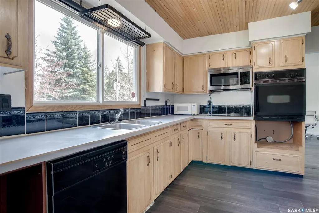 3017 Taylor Street E Saskatoon SK S7H 1X4