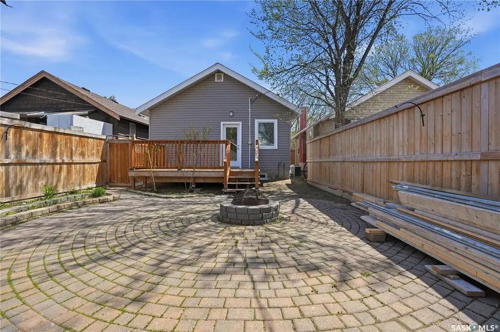 2324 Wallace Street Regina SK S4N 4A9