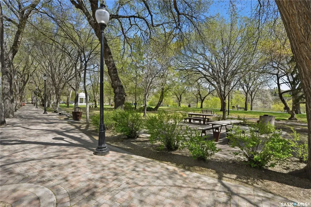 424 Spadina Crescent E Saskatoon SK S7K 6X7