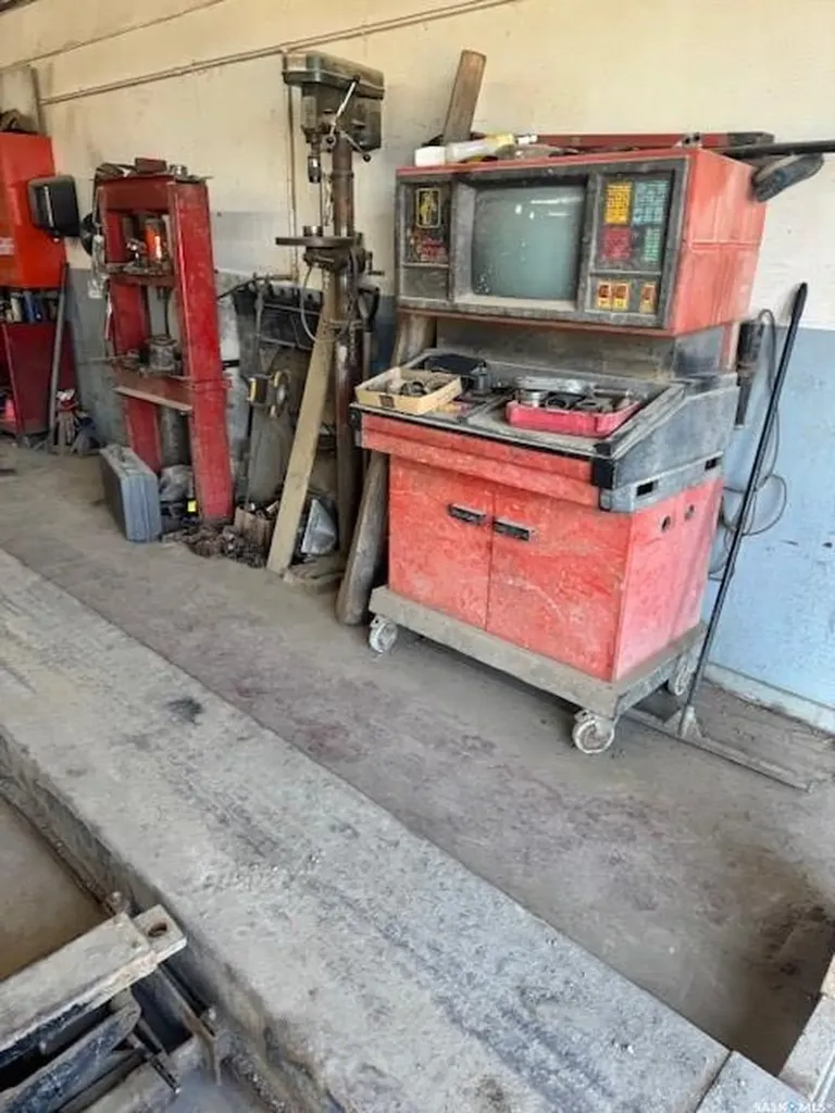 300 Frontage Street Cut Knife SK S0M 0N0