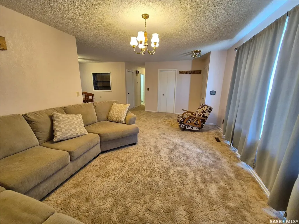10 Yandeau Crescent Radville SK S0C 2G0