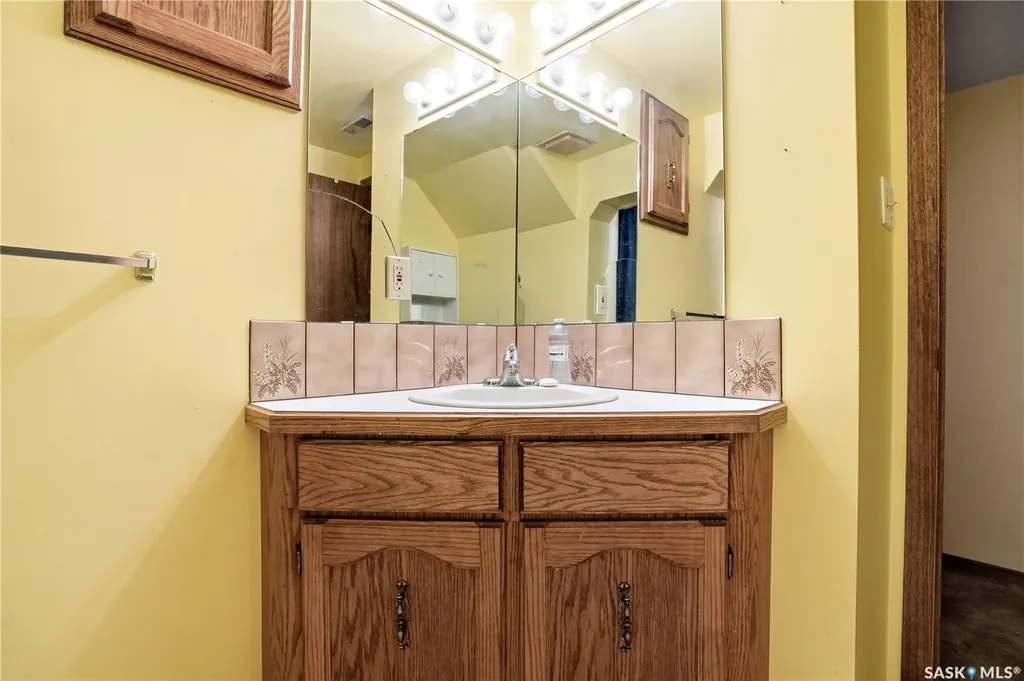 43 Springstein Avenue Regina SK S4R 7J4