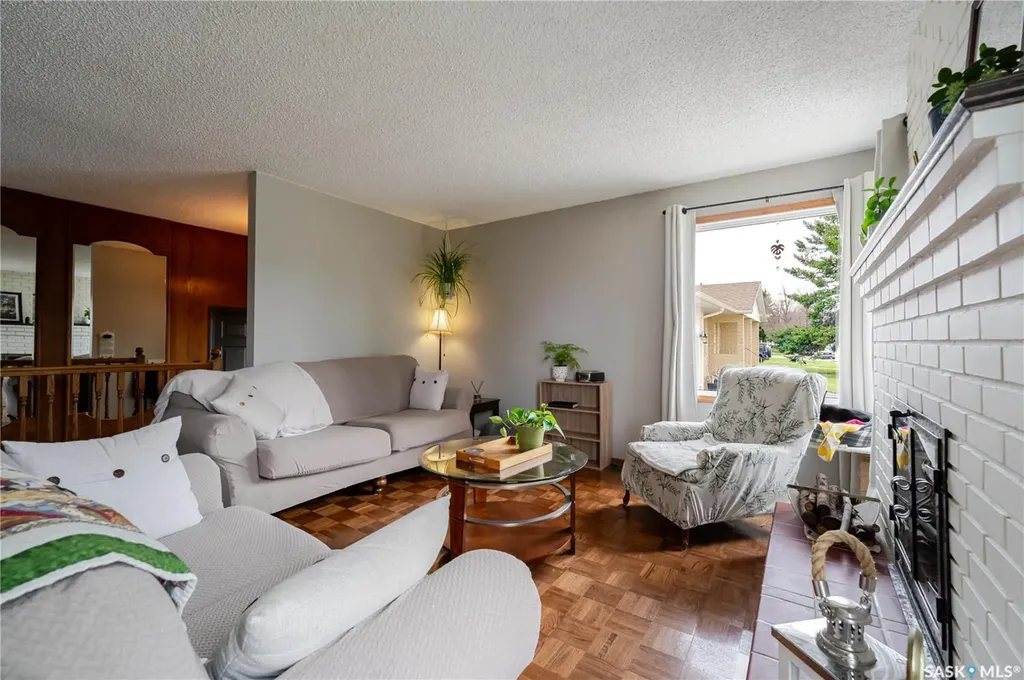 1325 King Crescent Moose Jaw SK S6H 3G3