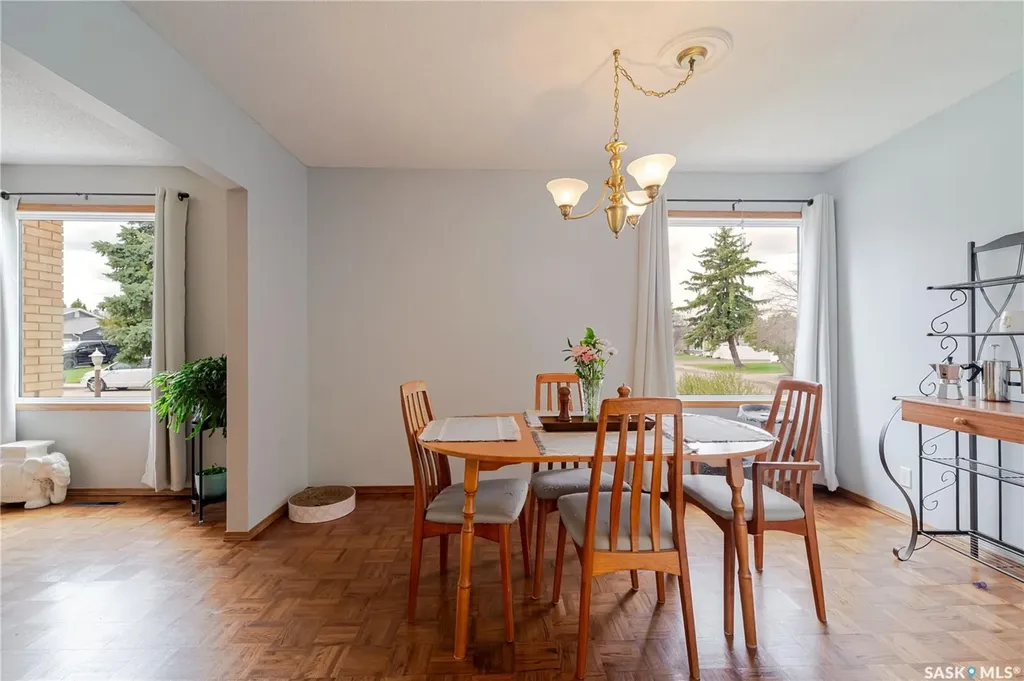 1325 King Crescent Moose Jaw SK S6H 3G3