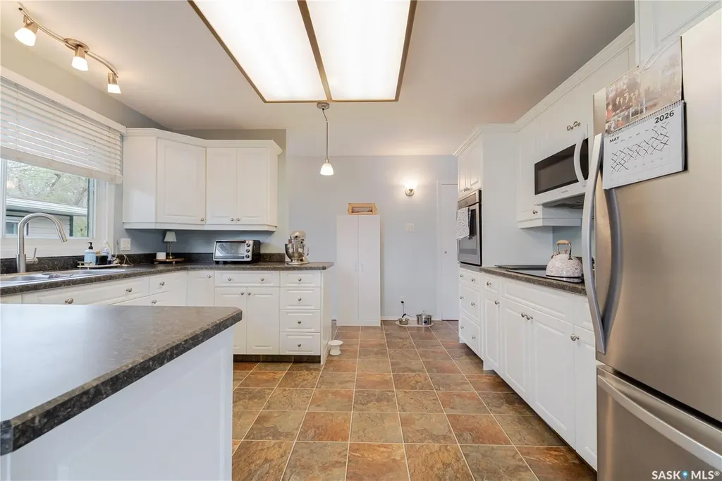 1325 King Crescent Moose Jaw SK S6H 3G3