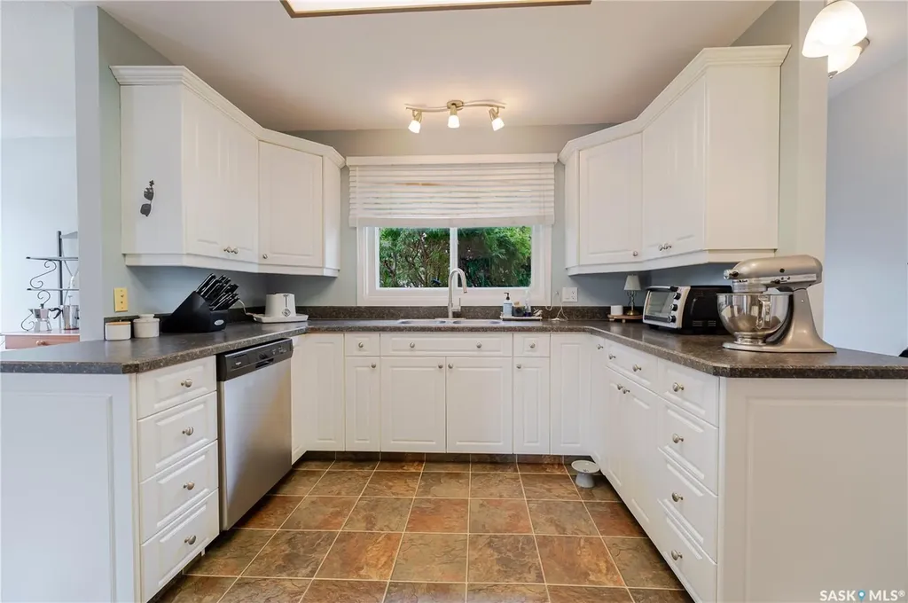 1325 King Crescent Moose Jaw SK S6H 3G3