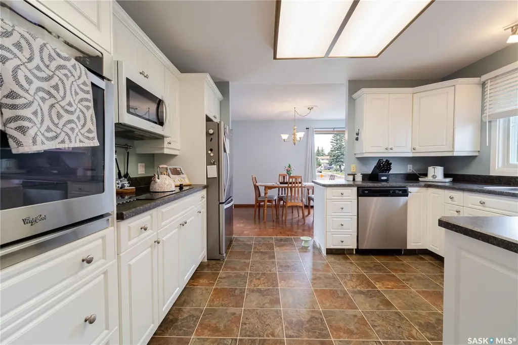 1325 King Crescent Moose Jaw SK S6H 3G3