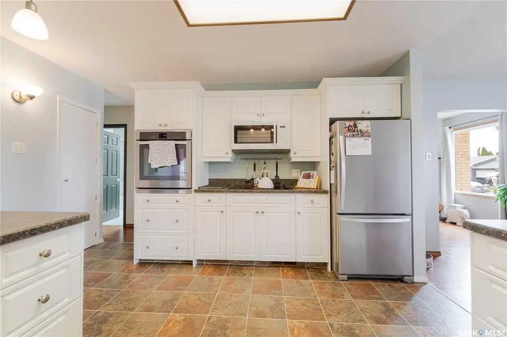 1325 King Crescent Moose Jaw SK S6H 3G3