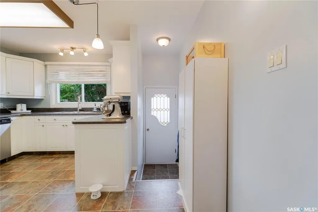 1325 King Crescent Moose Jaw SK S6H 3G3