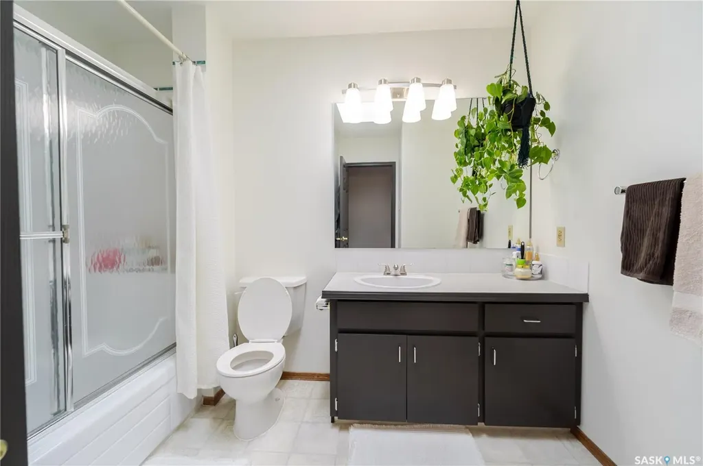 1325 King Crescent Moose Jaw SK S6H 3G3